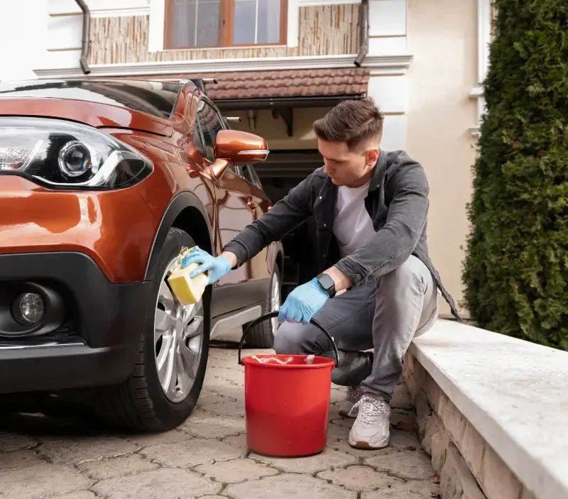 Lavage auto à domicile Lachelle : professionnel intervenant sur un véhicule
